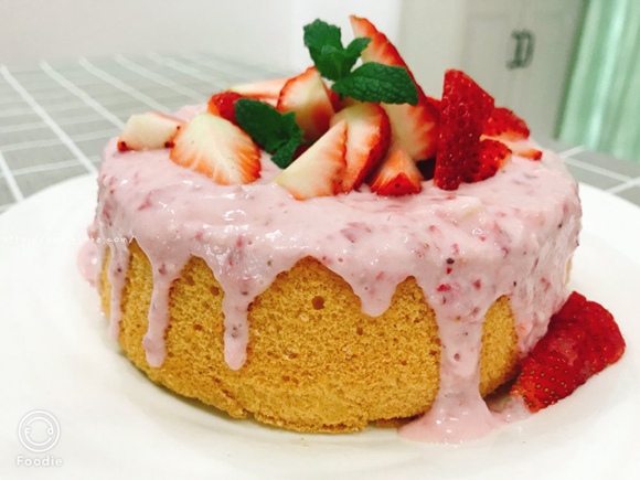酸奶草莓装饰蛋糕的做法