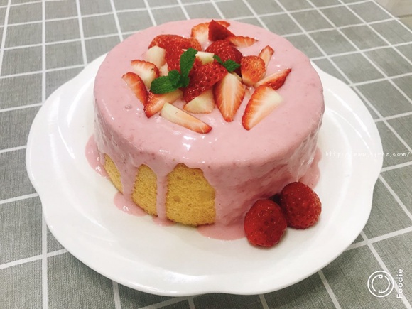 酸奶草莓装饰蛋糕的做法 步骤1