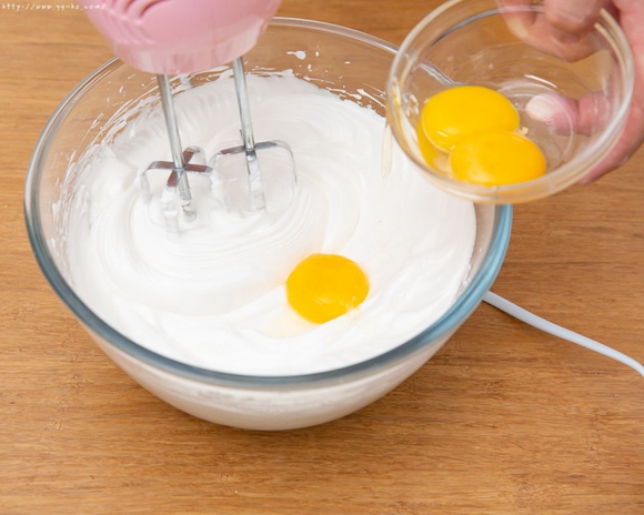 抹茶酸奶蒸蛋糕（无油版）的做法 步骤3