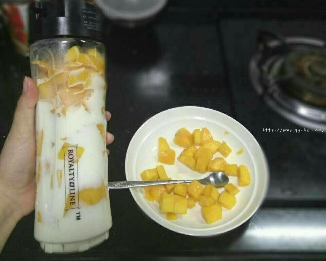 芒果牛奶汁的做法 步骤4