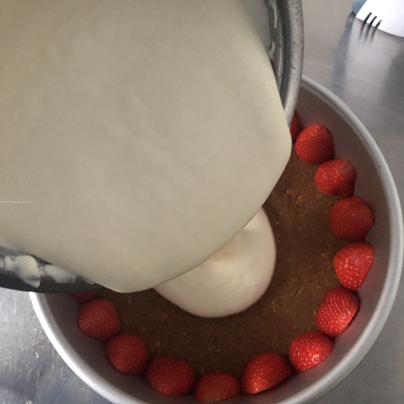 草莓慕斯蛋糕（8寸）的做法 步骤4