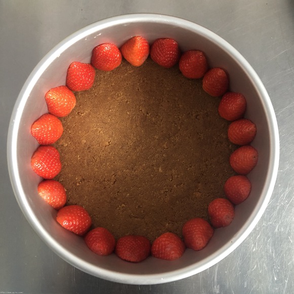 芒果夹心草莓慕斯蛋糕（6寸）怎么做_芒果夹心草莓慕斯蛋糕（6寸）的做法_豆果美食