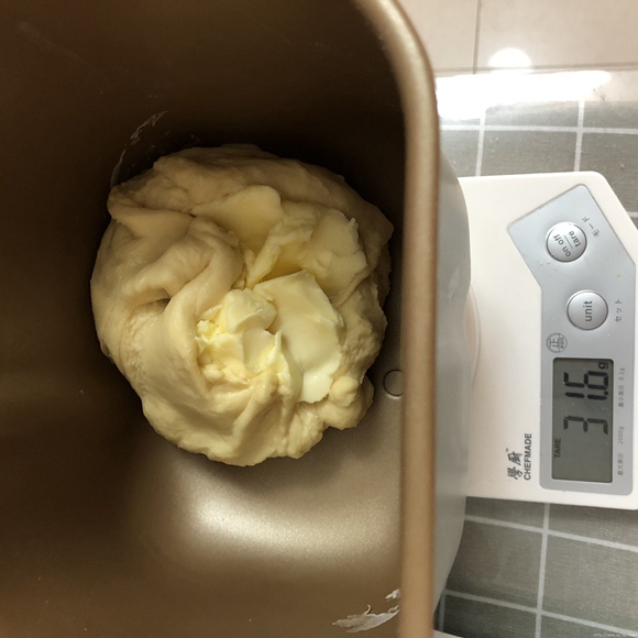 松软香甜的黄油面包卷-东菱烤箱&面包机食谱的做法 步骤4
