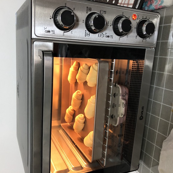 松软香甜的黄油面包卷-东菱烤箱&面包机食谱的做法 步骤16