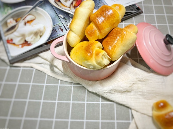 松软香甜的黄油面包卷-东菱烤箱&面包机食谱的做法