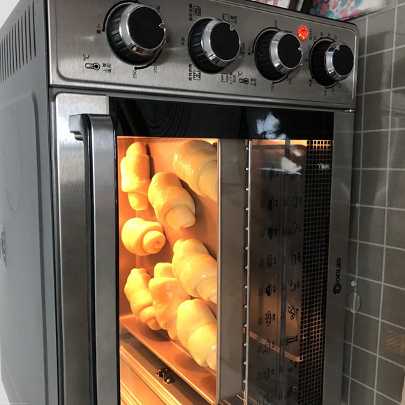 松软香甜的黄油面包卷-东菱烤箱&面包机食谱的做法 步骤18