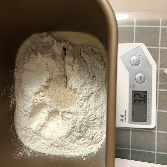 松软香甜的黄油面包卷-东菱烤箱&面包机食谱的做法 步骤1