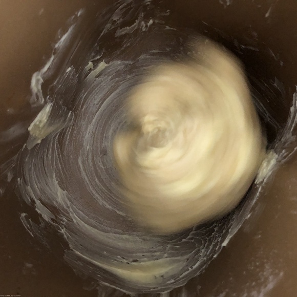 松软香甜的黄油面包卷-东菱烤箱&面包机食谱的做法 步骤5