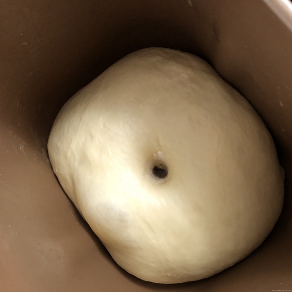 松软香甜的黄油面包卷-东菱烤箱&面包机食谱的做法 步骤8