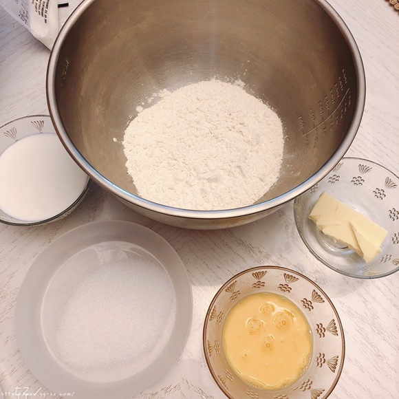 牛奶小餐包（手工面包）的做法 步骤1