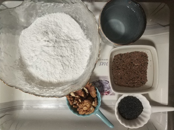 外脆内糯香甜可口红糖核桃糯米糕的做法 步骤1