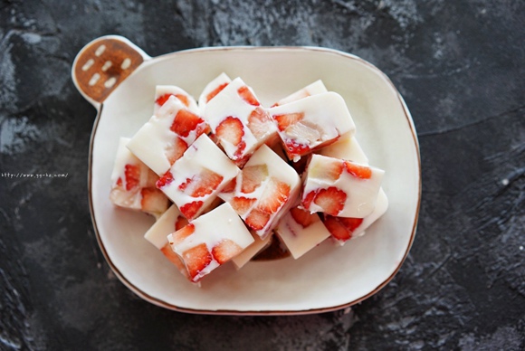 日式草莓牛奶冻的做法步骤图，怎么做好吃 - 君之博客|阳光烘站