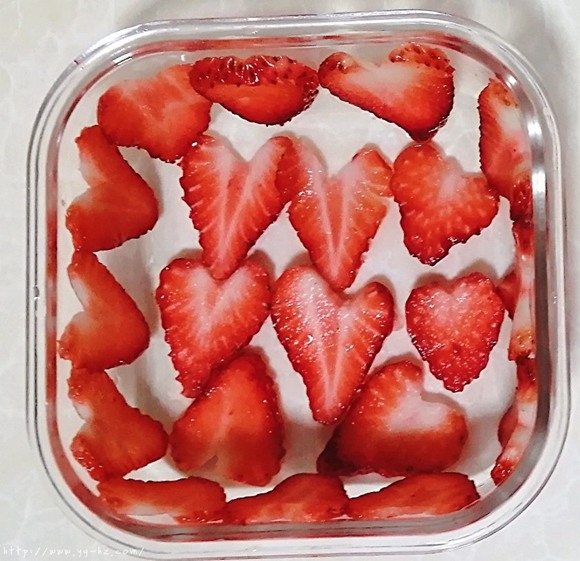 草莓酸奶布丁的做法 步骤1