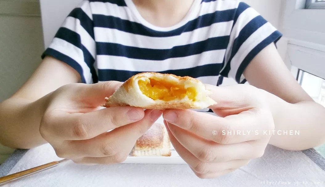 超简单的吐司版芒果派Wrapped Toast with Mango的做法