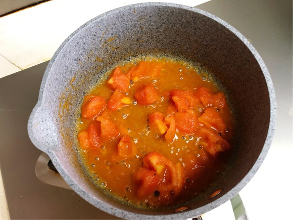 超好吃的西红柿浓汤泡面的做法 步骤2