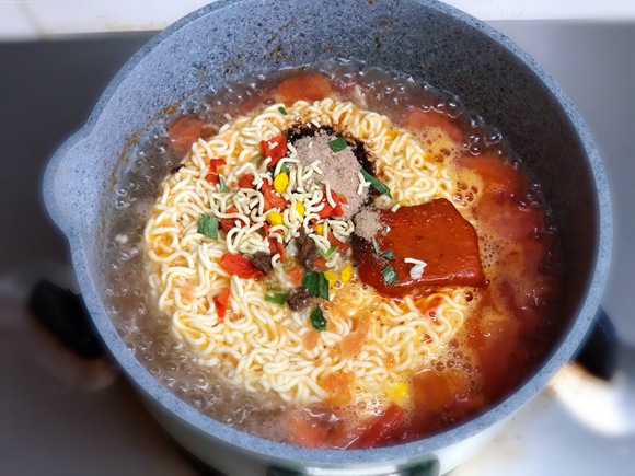 超好吃的西红柿浓汤泡面的做法 步骤5