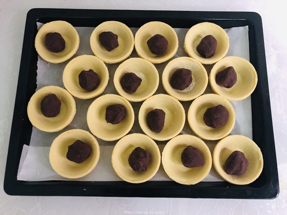 蛋挞皮版红豆酥的做法 步骤3