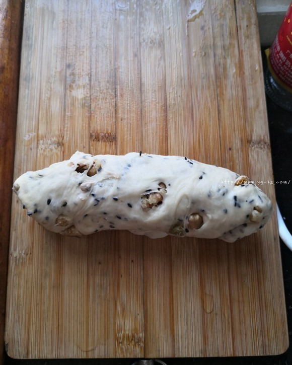 面包机做的芝麻葡萄干拉丝面包的做法 步骤3