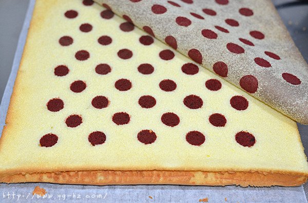 红曲波点蛋糕卷--给新年的蛋糕加点喜庆的做法 步骤10