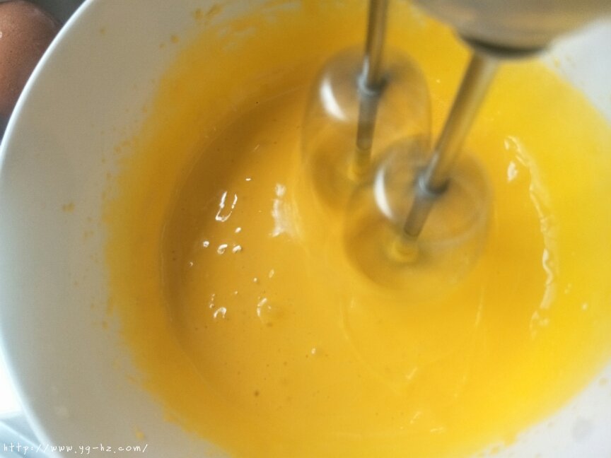 超好吃，超简单的，六个月以上婴儿辅食蛋黄溶豆的做法 步骤2