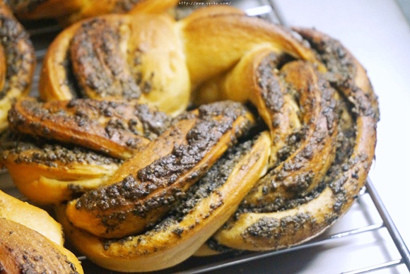 养生黑芝麻红糖全麦fafa软欧面包（波兰种）的做法