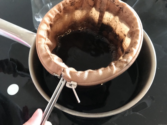 最地道最好喝的港式丝袜奶茶（超详细版）的做法 步骤5