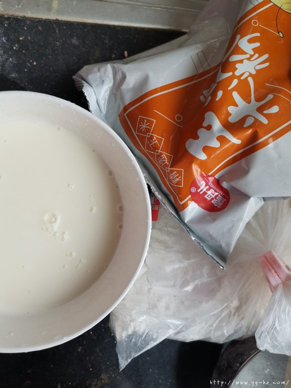 不用洗锅的鲜奶麻薯（玉米淀粉、糯米粉版）的做法 步骤1