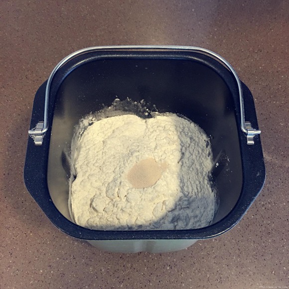 起酥蜜豆方形面包的做法 步骤2