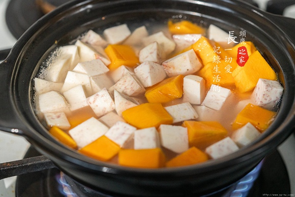 低脂纯素秋季润燥养颜～椰汁芋头南瓜煲的做法 步骤3