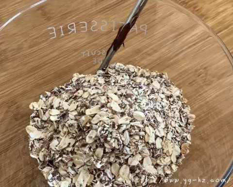 消耗巧克力酱——巧克力燕麦球的做法 步骤2
