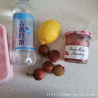 #蓓妮妈妈美味#荔枝草莓柠檬冰饮的做法图解1