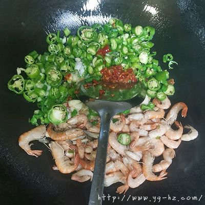 青椒炒河虾的做法图解5