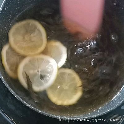 柠檬茶栋撞奶的做法图解3