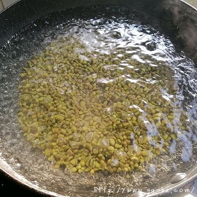 熬绿色的绿豆汤的做法图解3