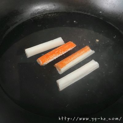 #丘比小能手料理课堂#微波炉版蟹柳焗玉米的做法图解3