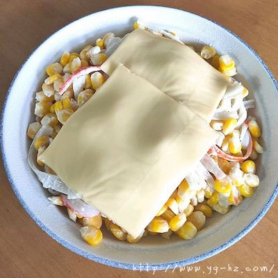 #丘比小能手料理课堂#微波炉版蟹柳焗玉米的做法图解7
