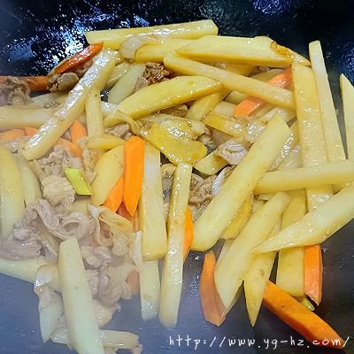 #花式炖煮不停歇#芹菜土豆炖五花肉的做法图解3