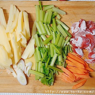 #花式炖煮不停歇#芹菜土豆炖五花肉的做法图解1