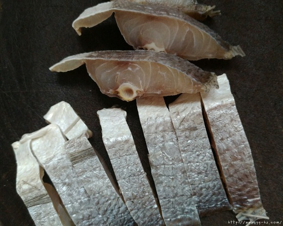 (三牙)咸鱼蒸五花肉的做法 步骤2