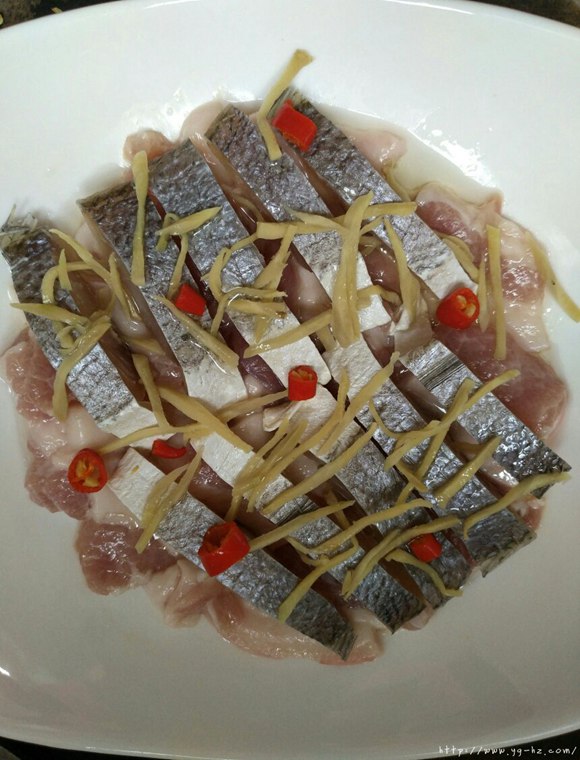 (三牙)咸鱼蒸五花肉的做法 步骤3