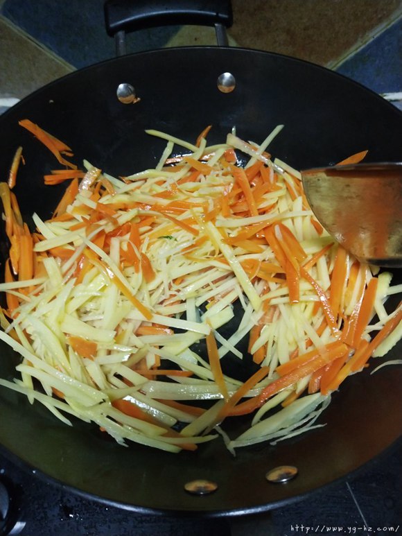 素炒土豆胡萝卜丝的做法 步骤4