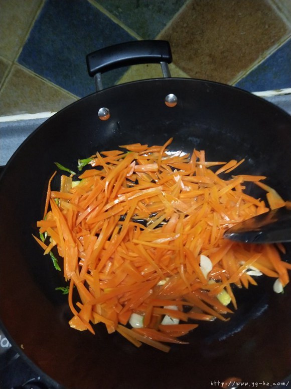 素炒土豆胡萝卜丝的做法 步骤3