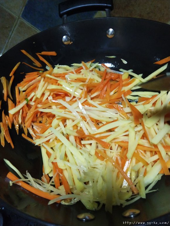 素炒土豆胡萝卜丝的做法 步骤5