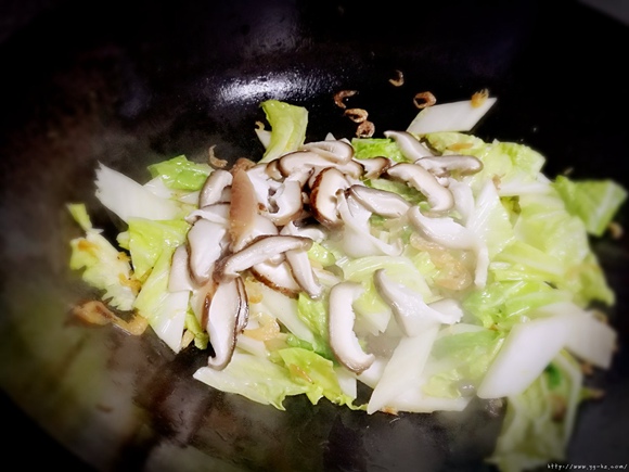 老豆腐炖白菜
香菇虾皮汤的做法 步骤3