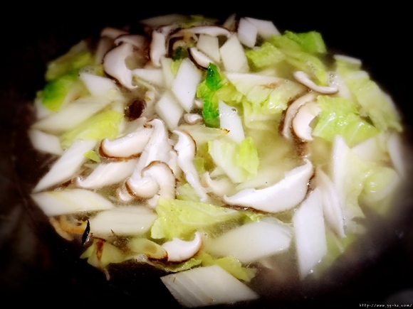 老豆腐炖白菜
香菇虾皮汤的做法 步骤4