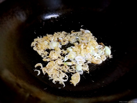老豆腐炖白菜
香菇虾皮汤的做法 步骤1