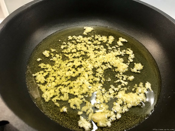 西班牙蒜香橄榄油煮虾的做法 步骤8