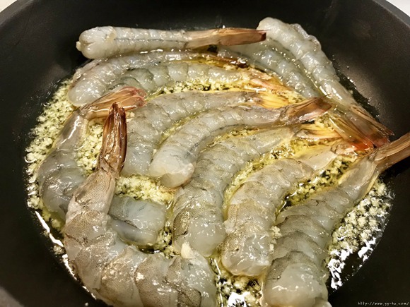 西班牙蒜香橄榄油煮虾的做法 步骤9