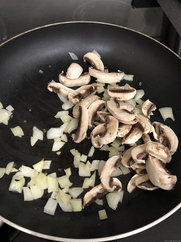 奶油培根菠菜蘑菇意面的做法 步骤4