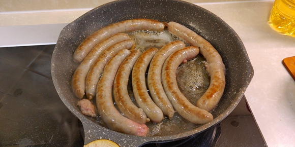 德式煎图林根香肠配肉汁土豆泥的做法